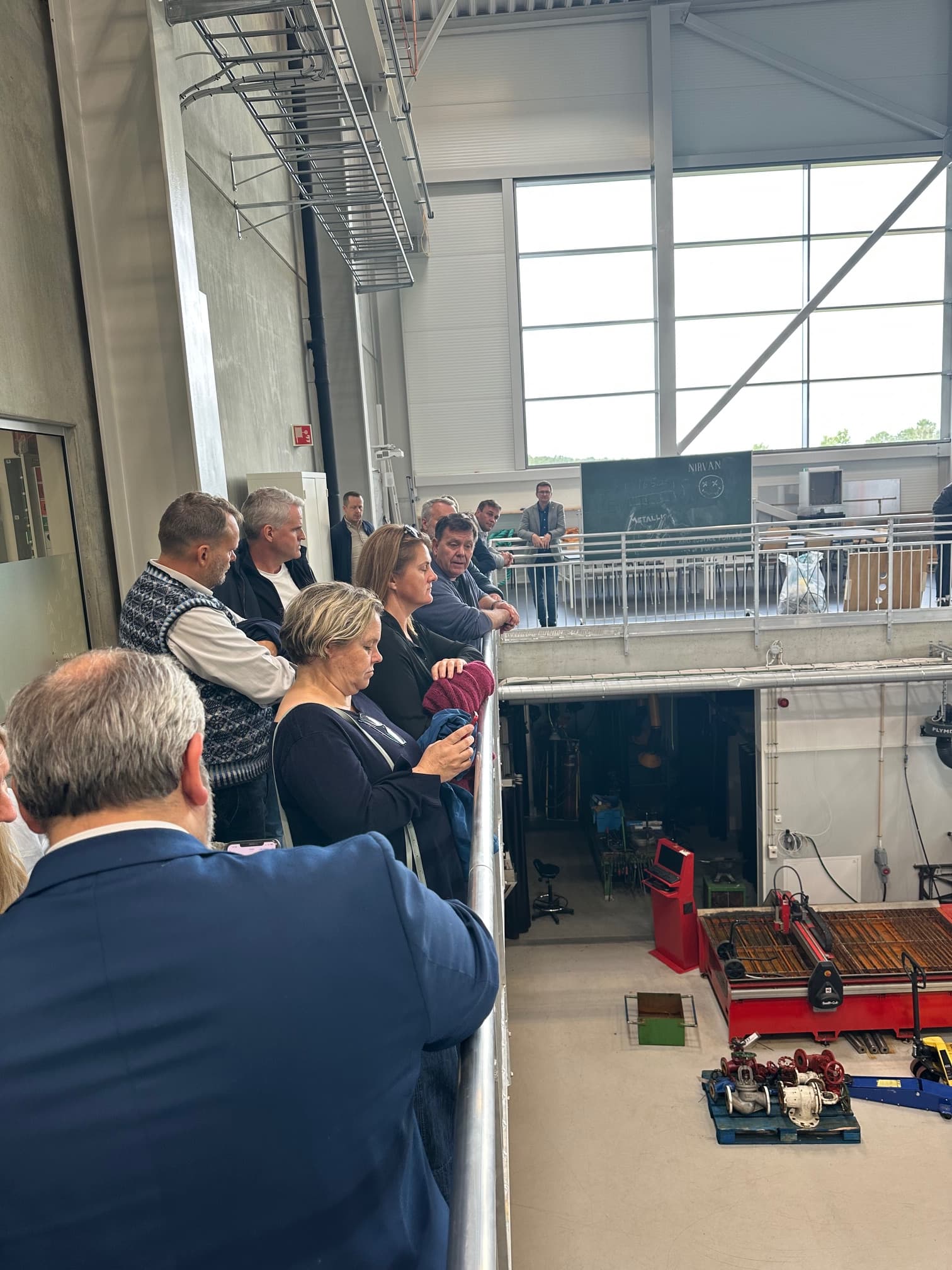 Fylkespolitikerar og representantar fra næringslivet samla på Bømlo vid. skule